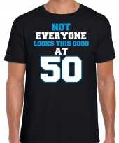 Not everyone looks this good at 50 t-shirt 50 jaar verjaardag shirt zwart heren